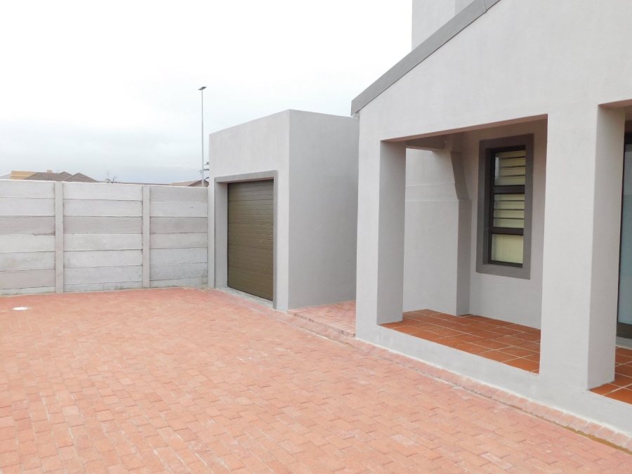 To Let 3 Bedroom Property for Rent in Gustrouw Western Cape